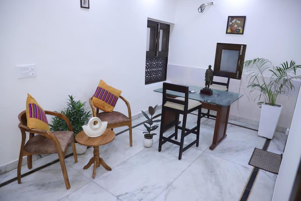 Divine India Service 1bhk,l-36b,saket Appartement *