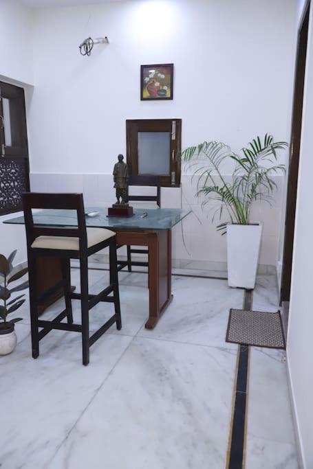 Appartement Divine India Service 1bhk,l-36b,saket *