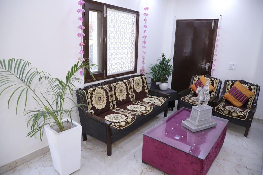 Divine India Service 1bhk,l-36b,saket Appartement *